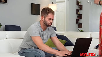 sex mylfex очень занятой парень отвлекается на очень возбужденную мамочку porn