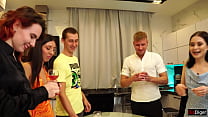 sex студенты празднуют новый год на вечеринке и занимаются групповым сексом porn