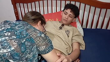 sex мать моего отчима заставила меня убраться в доме и я трахнул ее porn