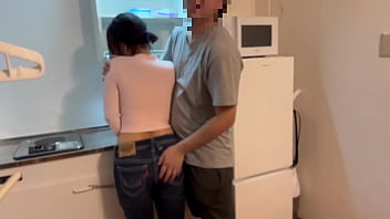 sex пара занимается сексом на кухне перед тем как этот парень придет из школы porn