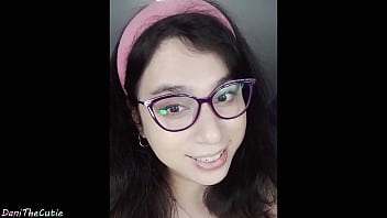 sex милая трансдевушка danithecutie пытается удержать дилдо но оно слишком быстро падает porn