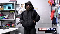 sex милая молодая женщинаворовка алексия андерс переодевается в парня когда ее ловят на краже и трахает охранник в porn
