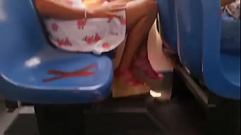 sex шлюховатая milf дрочит в автобусе porn