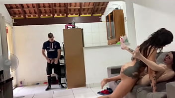 sex шаловливая худенькая девушка сосет два больших члена porn