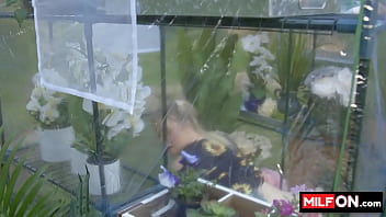 sex сексуальная блондинка с потрясающей большой попой трахается с огромным членом в теплице дженна старр диего перес porn