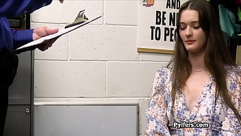 sex застенчивая брюнетка трахнулась за кражу нового платья porn