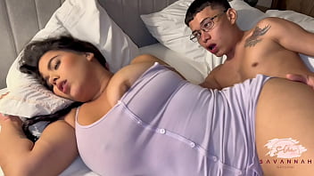 sex 夫の義理の息子が寝取られ男が寝ている間に私たちのベッドに忍び込む サバンナワトソン porn