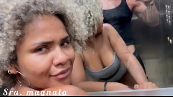 sex я отдал его своему женатому соседу в лифте без презерватива и нас чуть не поймала его жена porn