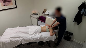 sex великолепная японская официантка которая сказала нет нет нет у меня есть парень когда ее массажист собирался porn