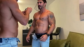 sex ジムの筋肉隆々の男が私にちょっかいを出してきたので私は彼にセックスをお願いした porn