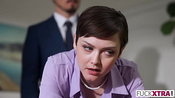 sex маленькая секретарша трахается с новым боссом porn