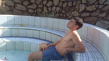 sex я дрочу в джакузи моя очень сексуальная сводная сестра подходит и смотрит вниз porn
