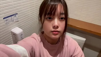 sex 今日も隣でトレしてる人がいるのにオナニーしてやってはいけないことに興奮する女子生 porn