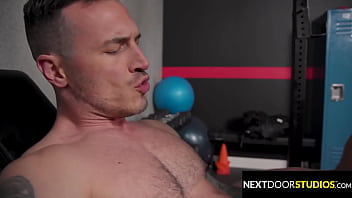 sex мускулистый жеребец едет на татуированном спортсмене в спортзале nextdoorbuddies porn