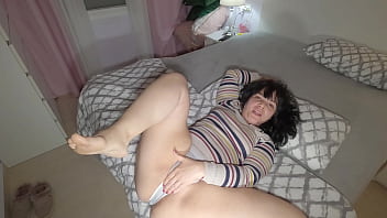 sex моя мачеха хочет чтобы я трахнул ее пока я засовываю палец ей в задницу и кончаю в ее большую пизду porn