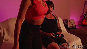 sex 義理の弟がゲームをしている間に私が気をそらそうとしているのを見てください porn