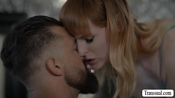 sex посмотрите как эта похотливая тс с большими сиськами сосет и скачет на члене porn