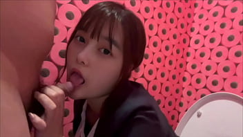sex 酸っぱい臭いがする仕事終わりの彼女のスーツ姿のままトレをしていた彼女の身体をむさぼるように舐めて味わう彼氏 porn
