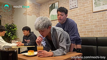 sex 公共のカフェでチンポをしゃぶる露出狂 porn
