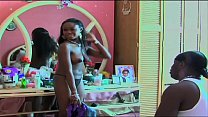 sex чернокожая актриса с большими сиськами ходит обнаженной на съемочной площадке в конце видео porn