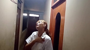 sex 愚かな女子高生は義父が自分の言うことを聞かず大人のチンポに触るときは足を開かなければならず売春婦のように扱われなければならないと教えられたのだと思い込んでいた porn
