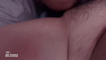 sex 인도네시아 포르노 호색한 큰 가슴 아내 바람피우는 바람을 피우고 남편이 다른 방에서 쉬고 있는 동안 옆집 남자가 그녀의 털이 많은 보지와 섹스할 수 있게 합니다 porn