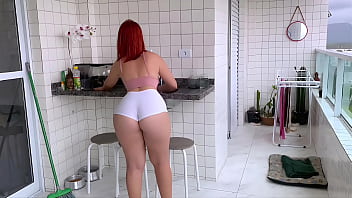 sex я наняла эту горничную она очень горячая она пришла в шортах чтобы подразнить меня porn