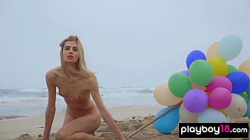 sex худая итальянская milf блондинка фарнси торино играет с воздушными шарами на пляже porn