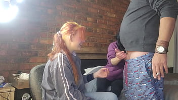sex 2人の恥ずかしがり屋の女の子が私の巨大なチンポで遊んでいる porn