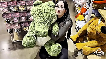 sex она выиграла плюшевую игрушку аллигатора и была очень благодарна при участии amberzinha свободная сцена porn