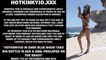 sex hotkinkyjo в темносинем бикини принимает большую бутылку в задницу и анальный пролапс на пляже porn