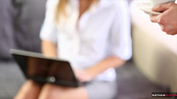 sex いたずらな若い女性のブロンドのディック 4kティーザー porn