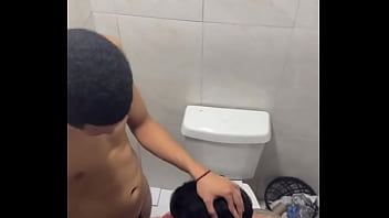 sex クラブのトイレで恵まれた体格のストレート男のペニスをしゃぶっているところを捕まった porn