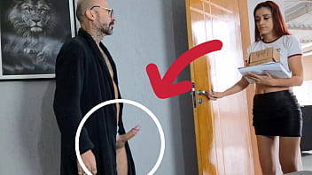 sex дедушкаизвращенец принимает курьершу с высунутым членом porn