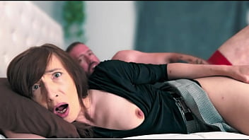 sex 義母のベッドに忍び込んで彼女とセックスする 中出しも残してああ射精 porn