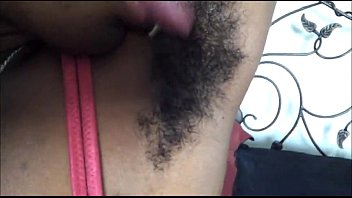 sex 貧しい黒毛のは彼女の脇毛をなめる porn