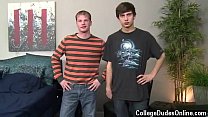 sex сцена с горячим твинком затем tory ложится на кровать а zaden стоит рядом porn