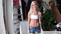 sex стройная юная блондинка в первый раз занимается анальным сексом на огромном хуе porn