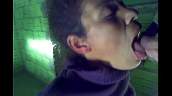 sex молодая шлюха из фаррапоса принимает сперму в рот porn