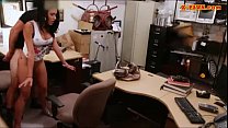 sex латинка с большими сиськами продает свои вещи и долбит в ломбарде porn