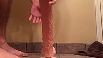 sex молодой парень использует три больших дилдо на своей тугой заднице porn