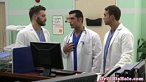 sex gaysex дно кончает во время трехходового развлечения porn